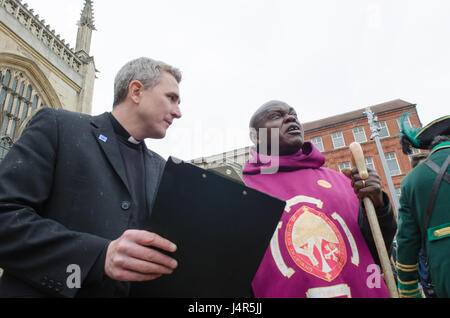 Hull, Yorkshire, Regno Unito. 13 maggio 2017. L'arcivescovo di York John Sentamu davanti alla Santa Chiesa della Trinità con il reverendo Matt Woodcock Credit: Paul Saripo/Alamy Live News Foto Stock