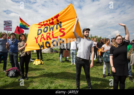 Milton Ernest, UK. 13 Maggio, 2017. Gli attivisti contro i centri di detenzione per immigrati di comunicare con i detenuti all'interno Yarl Legno dell immigrazione Centro di rimozione durante una grande protesta organizzata dal Movimento per la giustizia con ogni mezzo necessario. Gli attivisti, inclusi gli ex detenuti, chiamato per tutti l'immigrazione nei centri di detenzione per essere chiuso. Foto Stock