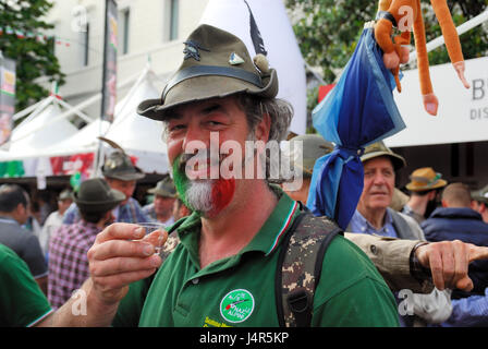 Treviso, Italia. 13 Maggio, 2017. La città di Treviso è affollata con 500.000 alpini reduci con i muli e le loro famiglie. Come ogni anno, si incontrano per tre giorni di allegro, musica, rassegna di cori di montagna e abbondante di bevande, che si concluderà con la grande sfilata di domenica. Molti di essi sono volontari del servizio civile, pronto per aiutare le persone in Italia e all'estero, quando il disastro naturale si verificano.- Credito: Ferdinando Piezzi/Alamy Live News Foto Stock