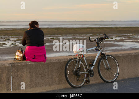 Southport, Merseyside, Regno Unito. 13 Maggio, 2017. Regno Unito Meteo. Tramonto sul Mare d'Irlanda come caldo ritorna con una previsione per la Domenica a essere in gran parte a secco con buoni incantesimi di sole. Credito; MediaWorldImages/Alamy Live News Foto Stock