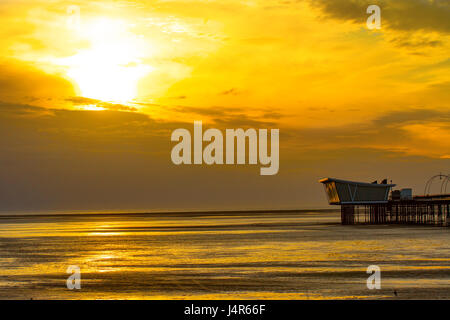 Southport, Merseyside, Regno Unito. 13 Maggio, 2017. Regno Unito Meteo. Tramonto sul Mare d'Irlanda come caldo ritorna con una previsione per la Domenica a essere in gran parte a secco con buoni incantesimi di sole. Credito; MediaWorldImages/Alamy Live News Foto Stock