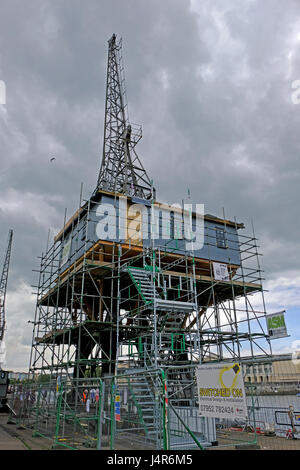 Bristol, Regno Unito. 13 Maggio, 2017. Un "treehouse" è in costruzione su una delle gru conservato al di fuori della M museo capannone a fianco del Floating Harbour. La struttura è temporanea e sarà disponibile per l'affitto di una casa vacanze durante l'estate del 2017. Keith Ramsey/Alamy Live News Foto Stock