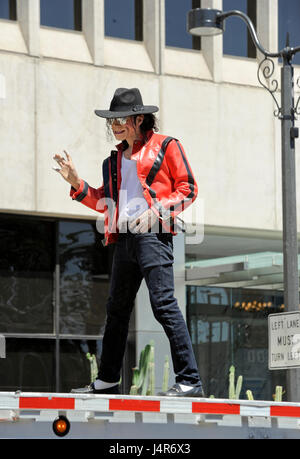 Las Vegas, Nevada, 13 maggio 2017 - Un Michael Jackson impersonator incanta la folla in Helldorado giorni parata tenutasi sabato, 13 maggio 2017 nel centro di Las Vegas. Foto: Ken Howard/Alamy Live News Foto Stock