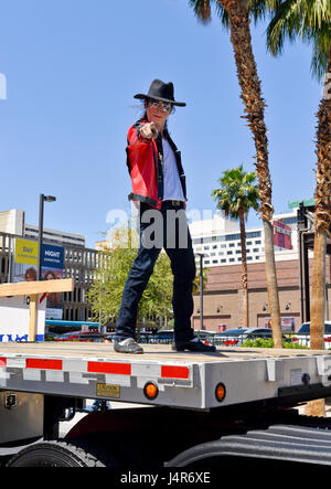 Las Vegas, Nevada, 13 maggio 2017 - Un Michael Jackson impersonator incanta la folla in Helldorado giorni parata tenutasi sabato, 13 maggio 2017 nel centro di Las Vegas. Foto: Ken Howard/Alamy Live News Foto Stock