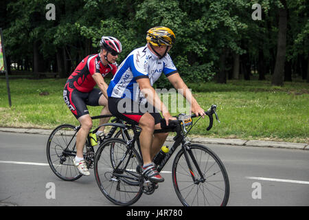 A Belgrado, in Serbia. 13 maggio 2017. La SERBIA ULTRA 6-12-24 twenty-four ora ultra-maratona corsa di ciclismo detenuti in Serbia per la prima volta. È la prova definitiva per chi vuole sfidare il loro stato fisico e mentale di endurance contro altri concorrenti. Il vincitore è determinata dalla distanza che possano passare in sei, dodici o ventiquattro ore alla foresta Kosutnjak-park via. Credito: Bratislav Stefanovic/Alamy Live News Foto Stock