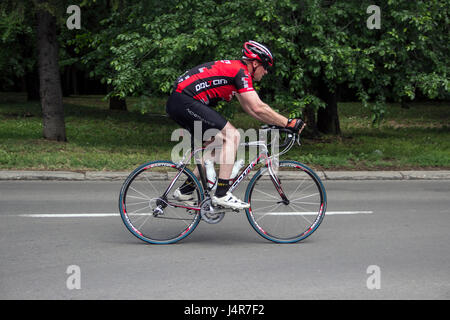 A Belgrado, in Serbia. 13 maggio 2017. La SERBIA ULTRA 6-12-24 twenty-four ora ultra-maratona corsa di ciclismo detenuti in Serbia per la prima volta. È la prova definitiva per chi vuole sfidare il loro stato fisico e mentale di endurance contro altri concorrenti. Il vincitore è determinata dalla distanza che possano passare in sei, dodici o ventiquattro ore alla foresta Kosutnjak-park via. Credito: Bratislav Stefanovic/Alamy Live News Foto Stock