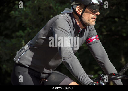 A Belgrado, in Serbia. 13 maggio 2017. La SERBIA ULTRA 6-12-24 twenty-four ora ultra-maratona corsa di ciclismo detenuti in Serbia per la prima volta. È la prova definitiva per chi vuole sfidare il loro stato fisico e mentale di endurance contro altri concorrenti. Il vincitore è determinata dalla distanza che possano passare in sei, dodici o ventiquattro ore alla foresta Kosutnjak-park via. Credito: Bratislav Stefanovic/Alamy Live News Foto Stock