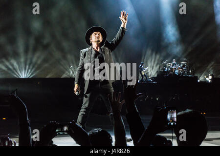 Vancouver, Canada. Il 12 maggio 2017. Bono degli U2 a BC Place Stadium di Vancouver, BC il 12 maggio 2017 per il Joshua Tree Tour Credito: James Jeffrey Taylor/Alamy Live News Foto Stock