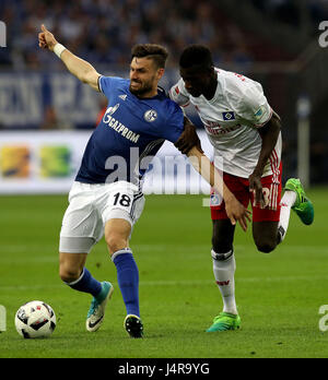 Gelsenkirchen. 13 Maggio, 2017. Daniel Caligiuri (L) di FC Schalke 04 vies con Mergim Mavraj di Hamburger SV durante la Bundesliga corrispondono a Gelsenkirchen, Germania il 13 maggio 2017. La partita è finita 1-1. Credito: Joachim Bywaletz/Xinhua/Alamy Live News Foto Stock