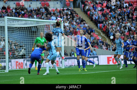 Londra, Regno Unito. 13 maggio 2017, allo Stadio di Wembley a Londra, Inghilterra; il SSE Womens finale di FA Cup, Manchester City rispetto a Birmingham City; Manchester City's Carli Lloyd (10) sorge a testa la palla al Wembley Stadium. © David Partridge / Alamy Live News Foto Stock