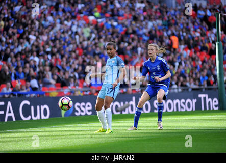 Londra, Regno Unito. 13 maggio 2017, allo Stadio di Wembley a Londra, Inghilterra; il SSE Womens finale di FA Cup, Manchester City rispetto a Birmingham City; Manchester City's Nikita Parris (L) e Birmingham's Ellie Brasile (R) in azione al Wembley Stadium. © David Partridge / Alamy Live News Foto Stock