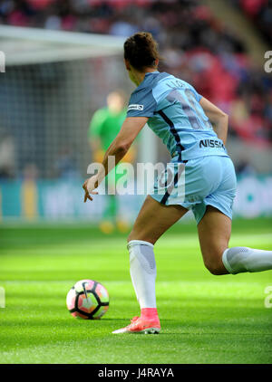 Londra, Regno Unito. 13 maggio 2017, allo Stadio di Wembley a Londra, Inghilterra; il SSE Womens finale di FA Cup, Manchester City rispetto a Birmingham City; Manchester City's Carli Lloyd (L) attacca la difesa di Birmingham allo Stadio di Wembley. © David Partridge / Alamy Live News Foto Stock