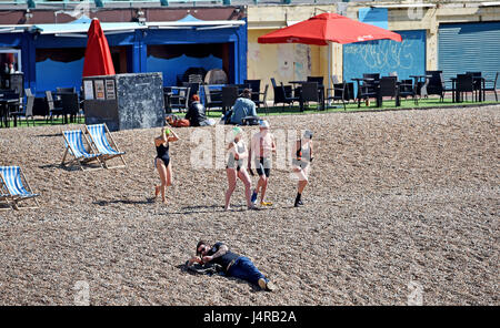 Brighton, Regno Unito. 14 maggio, 2017. mattina presto nuotatori fanno la loro strada verso il mare sulla spiaggia di Brighton in una bella giornata di sole con temperature che dovrebbero raggiungere oltre 20 gradi celsius più tardi nella giornata . credito: simon dack/alamy live news Foto Stock