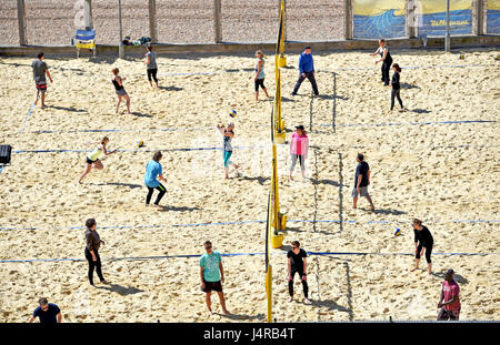 Brighton, Regno Unito. 14 Maggio, 2017. Il Yellowave beach volley sono occupati in Brighton su una bella mattina di sole con temperature che dovrebbero raggiungere oltre 20 gradi celsius più tardi nel giorno . Credito: Simon Dack/Alamy Live News Foto Stock