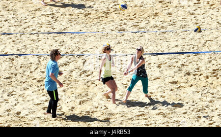 Brighton, Regno Unito. 14 Maggio, 2017. Il Yellowave beach volley sono occupati in Brighton su una bella mattina di sole con temperature che dovrebbero raggiungere oltre 20 gradi celsius più tardi nel giorno . Credito: Simon Dack/Alamy Live News Foto Stock