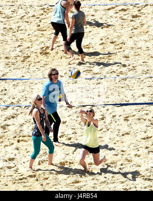 Brighton, Regno Unito. 14 Maggio, 2017. Il Yellowave beach volley sono occupati in Brighton su una bella mattina di sole con temperature che dovrebbero raggiungere oltre 20 gradi celsius più tardi nel giorno . Credito: Simon Dack/Alamy Live News Foto Stock