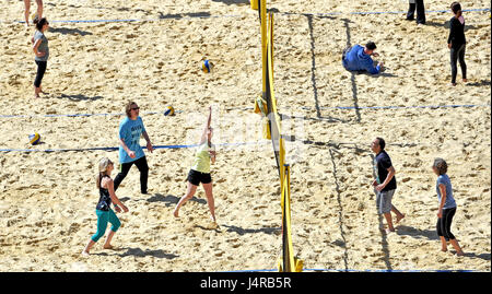 Brighton, Regno Unito. 14 Maggio, 2017. Il Yellowave beach volley sono occupati in Brighton su una bella mattina di sole con temperature che dovrebbero raggiungere oltre 20 gradi celsius più tardi nel giorno . Credito: Simon Dack/Alamy Live News Foto Stock