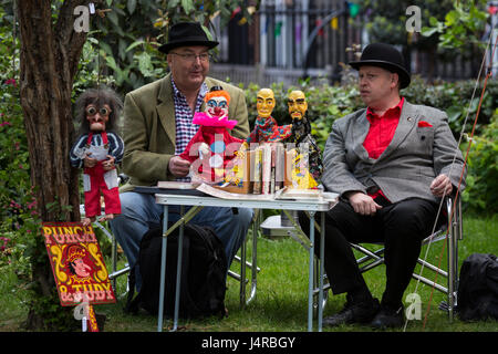 Londra, Regno Unito. 14 maggio 2017. Burattinai rilassarsi prima la mostra inizia al 2017 Covent Garden può Fayre e Puppet Festival presso la chiesa di St Paul (attori' chiesa). Foto: immagini vibranti/Alamy Live News Foto Stock