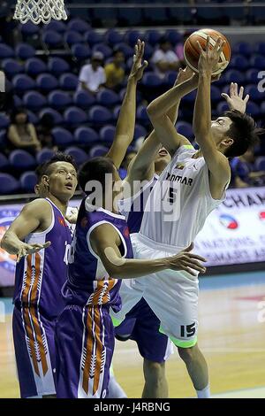 (170514) -- la città di Quezon, 14 maggio 2017 (Xinhua) -- Thein Han del Myanmar (1a, R) compete durante la partita contro il Vietnam al 2017 SEABA alti uomini del campionato nel torneo di Quezon City, Filippine, 14 maggio 2017. Il Vietnam ha vinto 77-44. (Xinhua/Rouelle Umali) Foto Stock