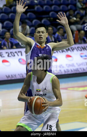 (170514) -- la città di Quezon, 14 maggio 2017 (Xinhua) -- Thein Han del Myanmar (fondo) con vies Dang Thai appeso del Vietnam durante la loro partita nel 2017 SEABA alti uomini del campionato nel torneo di Quezon City, Filippine, 14 maggio 2017. Il Vietnam ha vinto 77-44. (Xinhua/Rouelle Umali) Foto Stock