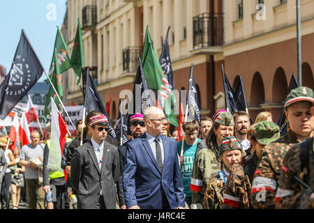 Gdansk, Polonia. 14 Maggio, 2017. La gente con le bandiere della Polonia e di estrema destra le bandiere delle organizzazioni simili ONR (radicale nazionale Camp) e Ruch Narodowy (movimento nazionale) sono visibili il 14 maggio 2017 a Danzica, Polonia. Marzo partecipanti onorare Witold Pilecki che era un soldato polacco e rotamaster nel pre-guerra cavalleria polacca. In tedesco-Polonia occupata ha fondato il segreto Esercito Polacco resistenza di gruppo nel 1939 Credit: Michal Fludra/Alamy Live News Foto Stock