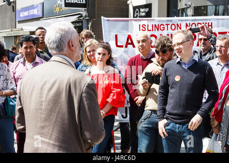 Londra, Regno Unito. 14 Maggio, 2017. Leader laburista Jeremy Corbyn parlando ai membri del gruppo e i membri del pubblico nel suo collegio elettorale del nord Islington, 14 maggio 2017. Islington council leader Richard Watts sulla destra. Credito: Michael Heath/Alamy Live News Foto Stock