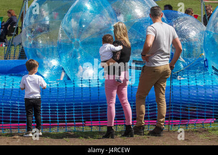 Knutsford, Cheshire. Regno Unito Meteo. Sunshine & docce al Tatton Park Country show. Impostare in un bellissimo parco a Tatton, questo orientata verso la famiglia Paese mostrano ha qualcosa per tutti con una vasta gamma di intrattenimento arena su un tema di campagna. Credito; MediaWorldImages/AlamyLiveNews. Credito: Cernan Elias/Alamy Live News Foto Stock