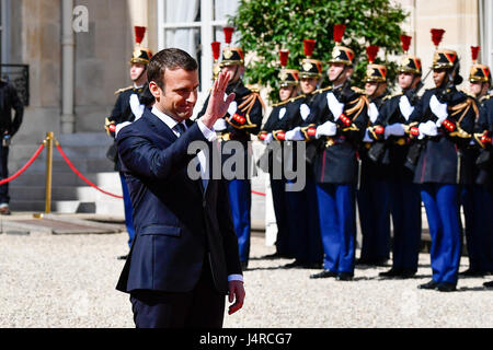 Parigi, Francia. 14 Maggio, 2017. Il presidente francese Emmanuel Macron onde durante una cerimonia di inaugurazione dell'Elysee Palace a Parigi, in Francia, il 14 maggio 2017. Centrista Emmanuel Macron ha prestato giuramento come ottavo Presidente il francese della Quinta Repubblica nel corso di una cerimonia presso il Elysee Palace qui di domenica. Credito: Chen Yichen/Xinhua/Alamy Live News Foto Stock