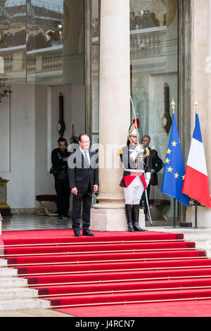 Parigi, Francia. 14 Maggio, 2017. Francois Hollande accoglie Emanuele Macron. Emmanuel Macron inaugurazione come la Francia è di nuovo presidente all'Elysée Paris , Francia , il 14 maggio 2017. Credito: Phanie/Alamy Live News Foto Stock