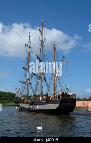 Gloucester, Regno Unito. 14 Maggio, 2017. Brigantino a tre alberi conte di Pembroke lascia Gloucester docks dopo un breve periodo di riparazioni e manutenzione in bacino di carenaggio. Credit:Chris Poole/Alamy Live News Credito: Chris Poole/Alamy Live News Foto Stock