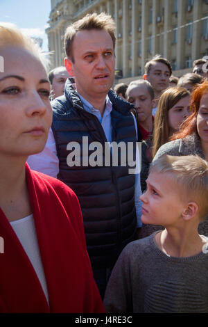 Mosca, Russia. 14 Maggio, 2017. Alexei Navalny, sua moglie Eleonora e figlio Zakhar al rally per protestare contro la demolizione di Khrushchev-ser edifici a cinque piani su accademico Sakharov Prospekt a Mosca, Russia Credito: Nikolay Vinokurov/Alamy Live News Foto Stock