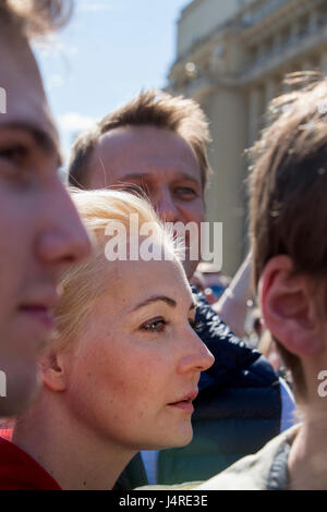 Mosca, Russia. 14 Maggio, 2017. Alexei Navalny, sua moglie Eleonora e figlio Zakhar al rally per protestare contro la demolizione di Khrushchev-ser edifici a cinque piani su accademico Sakharov Prospekt a Mosca, Russia Credito: Nikolay Vinokurov/Alamy Live News Foto Stock