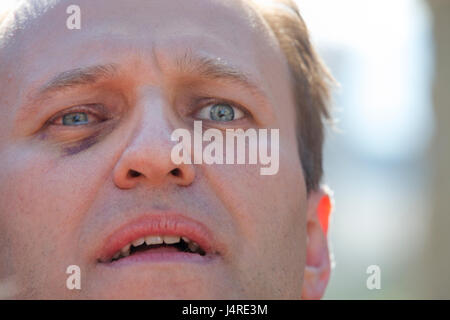 Mosca, Russia. 14 maggio 2017. Alexei Navalny al rally per protestare per la demolizione di edifici di cinque piani dell'epoca Khrushchev, sull'Accademico Sacharov Prospekt a Mosca, Russia Credit: Nikolay Vinokurov/Alamy Live News Foto Stock