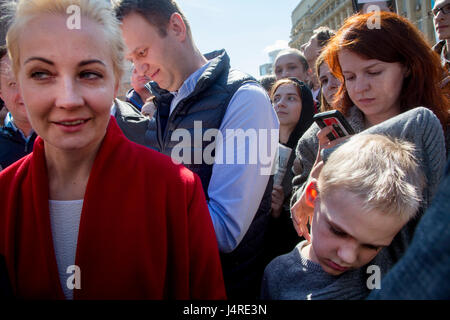 Mosca, Russia. 14 Maggio, 2017. Alexei Navalny, sua moglie Eleonora e figlio Zakhar al rally per protestare contro la demolizione di Khrushchev-ser edifici a cinque piani su accademico Sakharov Prospekt a Mosca, Russia Credito: Nikolay Vinokurov/Alamy Live News Foto Stock