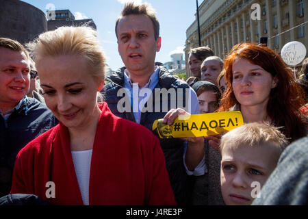 Mosca, Russia. 14 Maggio, 2017. Alexei Navalny, sua moglie Eleonora e figlio Zakhar al rally per protestare contro la demolizione di Khrushchev-ser edifici a cinque piani su accademico Sakharov Prospekt a Mosca, Russia Credito: Nikolay Vinokurov/Alamy Live News Foto Stock