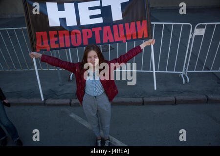 Mosca, Russia. 14 Maggio 2017. Manifestanti durante una protesta a Mosca contro il controverso piano della città di abbattere i blocchi di appartamenti dell'era sovietica e di risviluppare i vecchi quartieri di Mosca, Russia. Il banner recita 'No Deportation' Credit: Nikolay Vinokurov/Alamy Live News Foto Stock