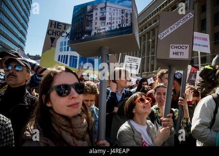 Mosca, Russia. 14 Maggio, 2017. I dimostranti durante una manifestazione di protesta a Mosca contro la città del controverso piano per abbattere dell era sovietica blocchi di appartamenti e di riconvertire i vecchi quartieri di Mosca, Russia Credito: Nikolay Vinokurov/Alamy Live News Foto Stock