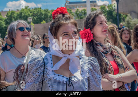 Madrid, Spagna. 14 Maggio, 2017. Madrid ha battuto il record mondiale per il maggior numero di persone ballo flamenco in un unico posto. La manifestazione si è svolta in Piazza Colon nel centro della capitale spagnola come parte delle celebrazioni di San Isidro, la protettrice della città e ha raccolto centinaia di persone di tutte le età e nazionalità. Credito: Lora Grigorova/Alamy Live News Foto Stock