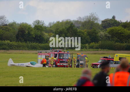 Abingdon, Oxfordshire, Regno Unito. 14 maggio, 2017. Chris burkett crash sbarcati su abingdon airfield con il suo piano di giacitura g-jinx. i servizi di emergenza hanno partecipato e fu portato in ospedale con lesioni. L'air show continuò dopo una pausa. Credito: Uwe deffner/alamy live news Foto Stock