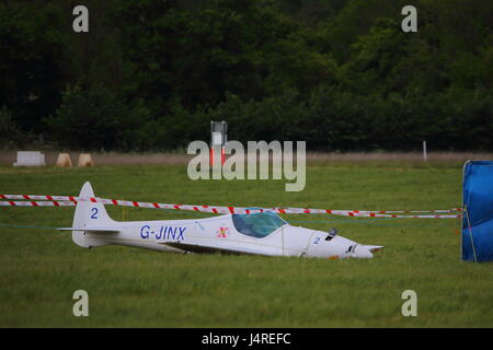 Abingdon, Oxfordshire, Regno Unito. 14 maggio, 2017. Chris burkett crash sbarcati su abingdon airfield con il suo piano di giacitura g-jinx. i servizi di emergenza hanno partecipato e fu portato in ospedale con lesioni. L'air show continuò dopo una pausa. Credito: Uwe deffner/alamy live news Foto Stock