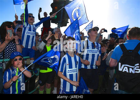 Brighton, Regno Unito. 14 Maggio, 2017. Salendo per la premier league Brighton football club festeggia con un bus parade lungo il fronte mare Credito: Rupert Rivett/Alamy Live News Foto Stock