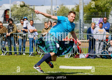 Glasgow, Regno Unito. 14 Maggio, 2017. Gourock Highland Games ha avuto luogo con centinaia di tamburini e pifferi, 'prodotti pesanti' e highland danzatori provenienti da tutto il paese arrivando a competere nei primi giochi di stagione. Questa è una data importante nel calendario scozzesi in quanto è la prima dopo i Giochi invernali e una possibilità di celebrare la musica tradizionale scozzese sport, musica e danza. Credito: Findlay/Alamy Live News Foto Stock