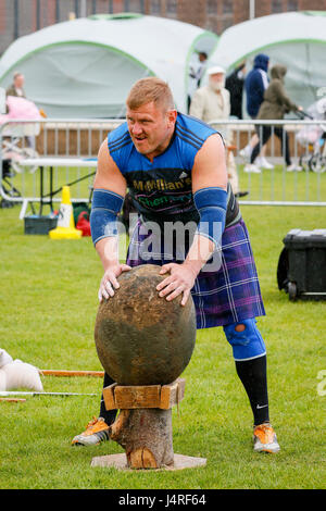 Glasgow, Regno Unito. 14 Maggio, 2017. Gourock Highland Games ha avuto luogo con centinaia di tamburini e pifferi, 'prodotti pesanti' e highland danzatori provenienti da tutto il paese arrivando a competere nei primi giochi di stagione. Questa è una data importante nel calendario scozzesi in quanto è la prima dopo i Giochi invernali e una possibilità di celebrare la musica tradizionale scozzese sport, musica e danza. Credito: Findlay/Alamy Live News Foto Stock