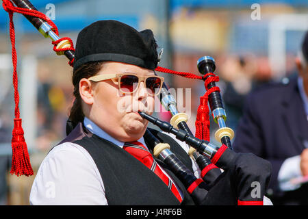 Glasgow, Regno Unito. 14 Maggio, 2017. Gourock Highland Games ha avuto luogo con centinaia di tamburini e pifferi, 'prodotti pesanti' e highland danzatori provenienti da tutto il paese arrivando a competere nei primi giochi di stagione. Questa è una data importante nel calendario scozzesi in quanto è la prima dopo i Giochi invernali e una possibilità di celebrare la musica tradizionale scozzese sport, musica e danza. Credito: Findlay/Alamy Live News Foto Stock