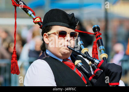 Glasgow, Regno Unito. 14 Maggio, 2017. Gourock Highland Games ha avuto luogo con centinaia di tamburini e pifferi, 'prodotti pesanti' e highland danzatori provenienti da tutto il paese arrivando a competere nei primi giochi di stagione. Questa è una data importante nel calendario scozzesi in quanto è la prima dopo i Giochi invernali e una possibilità di celebrare la musica tradizionale scozzese sport, musica e danza. Credito: Findlay/Alamy Live News Foto Stock