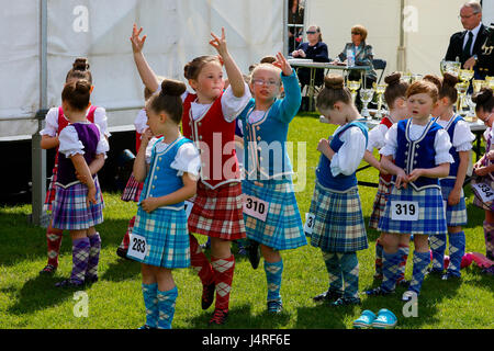 Glasgow, Regno Unito. 14 Maggio, 2017. Gourock Highland Games ha avuto luogo con centinaia di tamburini e pifferi, 'prodotti pesanti' e highland danzatori provenienti da tutto il paese arrivando a competere nei primi giochi di stagione. Questa è una data importante nel calendario scozzesi in quanto è la prima dopo i Giochi invernali e una possibilità di celebrare la musica tradizionale scozzese sport, musica e danza. Credito: Findlay/Alamy Live News Foto Stock