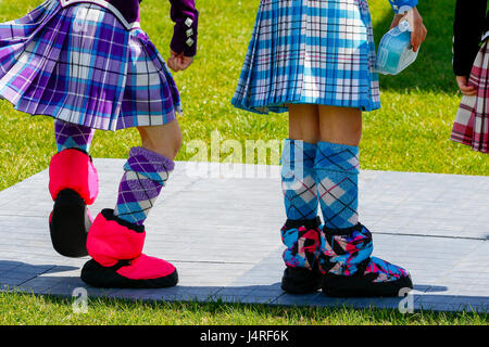 Glasgow, Regno Unito. 14 Maggio, 2017. Gourock Highland Games ha avuto luogo con centinaia di tamburini e pifferi, 'prodotti pesanti' e highland danzatori provenienti da tutto il paese arrivando a competere nei primi giochi di stagione. Questa è una data importante nel calendario scozzesi in quanto è la prima dopo i Giochi invernali e una possibilità di celebrare la musica tradizionale scozzese sport, musica e danza. Credito: Findlay/Alamy Live News Foto Stock