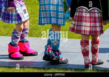 Glasgow, Regno Unito. 14 Maggio, 2017. Gourock Highland Games ha avuto luogo con centinaia di tamburini e pifferi, 'prodotti pesanti' e highland danzatori provenienti da tutto il paese arrivando a competere nei primi giochi di stagione. Questa è una data importante nel calendario scozzesi in quanto è la prima dopo i Giochi invernali e una possibilità di celebrare la musica tradizionale scozzese sport, musica e danza. Credito: Findlay/Alamy Live News Foto Stock