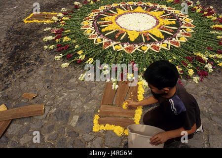 Guatemala Antigua Guatemala, Semana Santa, boy, processionale moquette, produzione, Foto Stock