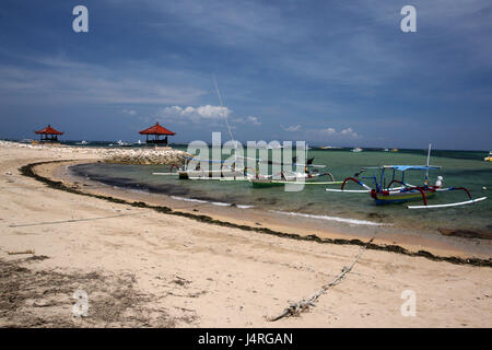 Indonesia, Bali, isola, Sanur Beach, la pesca in barca, sul mare Foto Stock